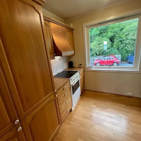 Romslig I Sandviken Apartamento