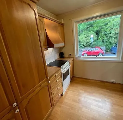 Romslig I Sandviken Apartamento